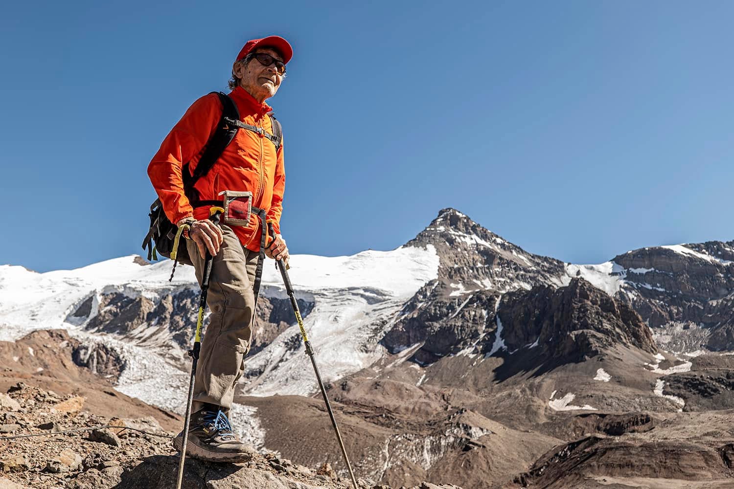 Carlos Soria caminando por los Andes