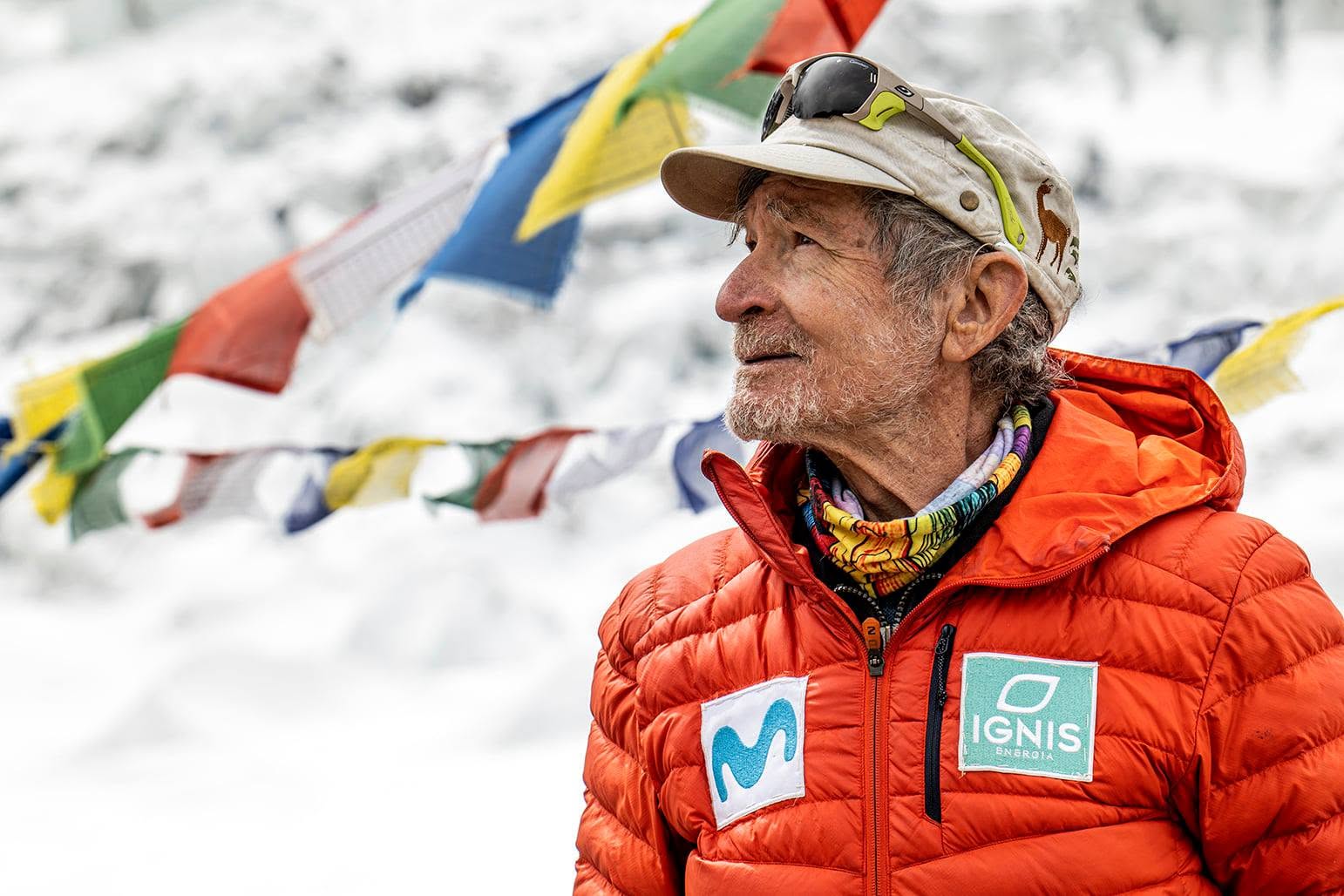 Carlos Soria en el campo base, bajo banderas de oración