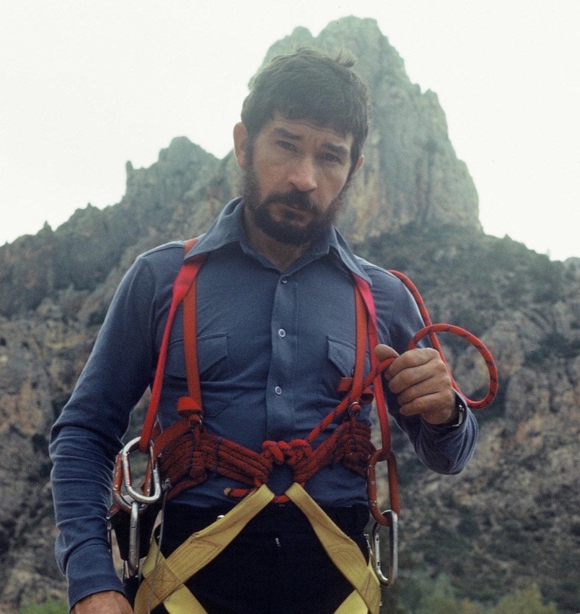 Carlos Soria de joven, con cuerda y arnés al pie de una pared