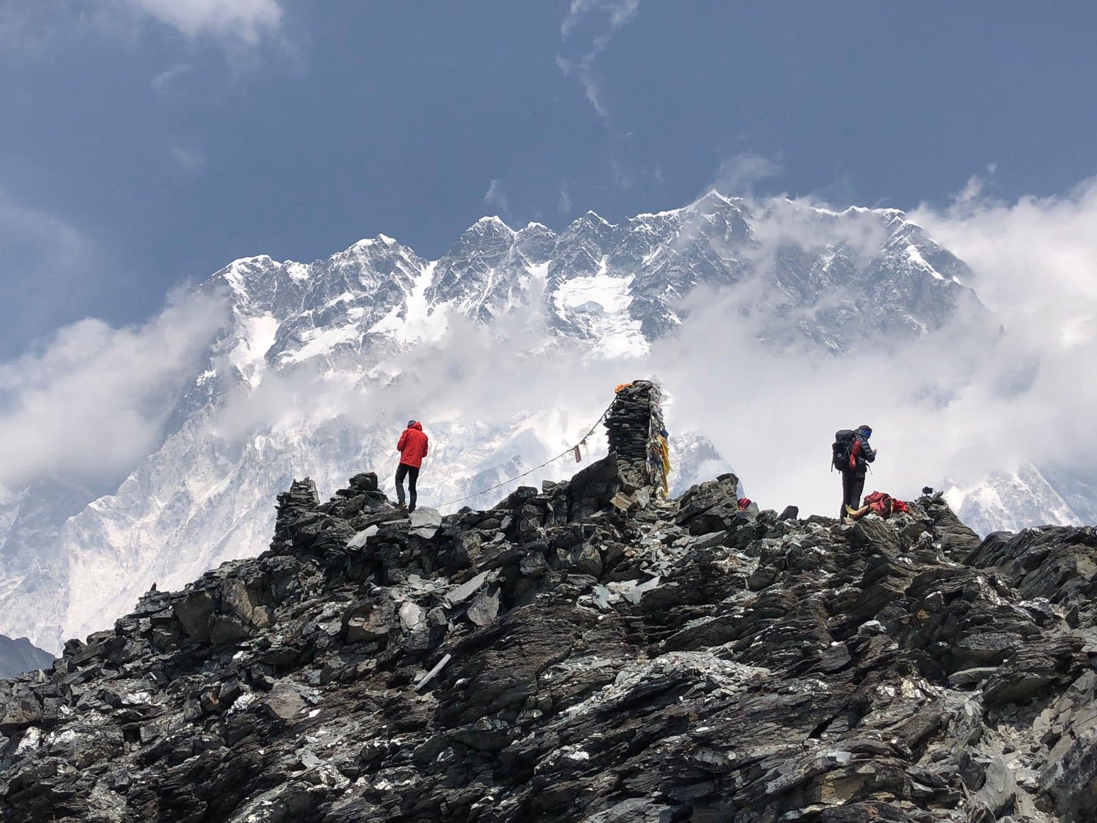 Cordada en una cresta rocosa frente a la pared del Lhotse