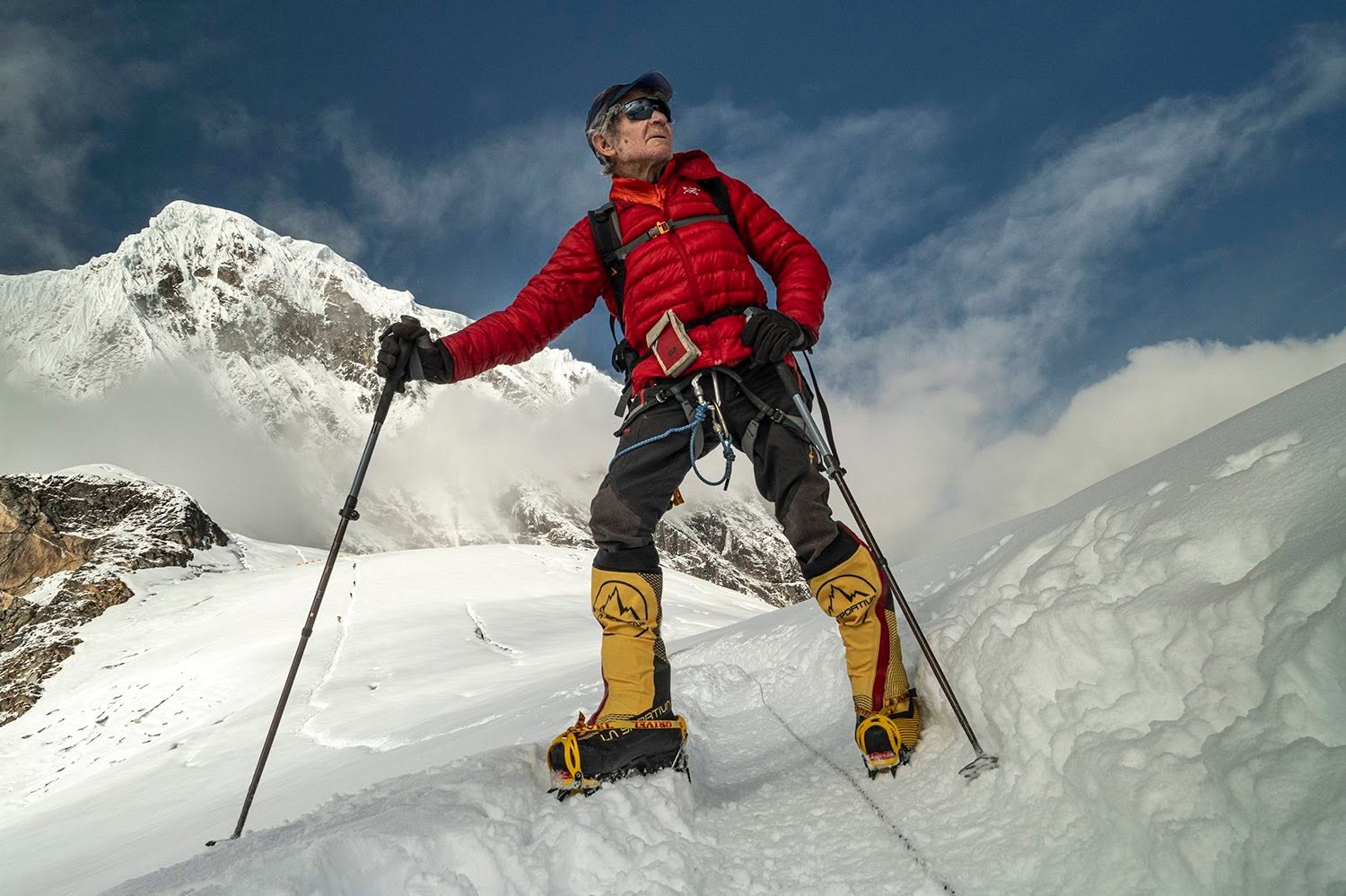 Carlos Soria en un glaciar con piolets